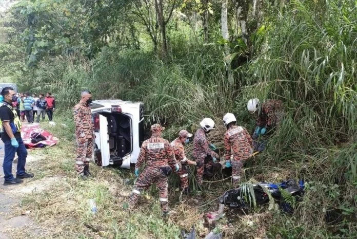 騎摩哆與休旅車相撞　父子被拋到草叢不治