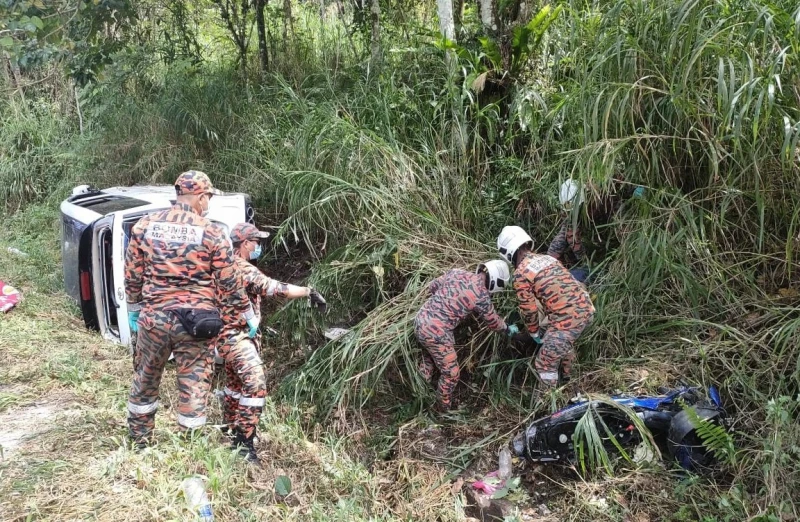 騎摩哆與休旅車相撞　父子被拋到草叢不治