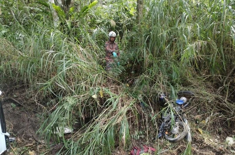 騎摩哆與休旅車相撞　父子被拋到草叢不治