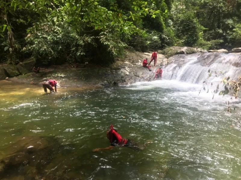 5少年到瀑布戲水　3人溺水2人獲救1人溺斃