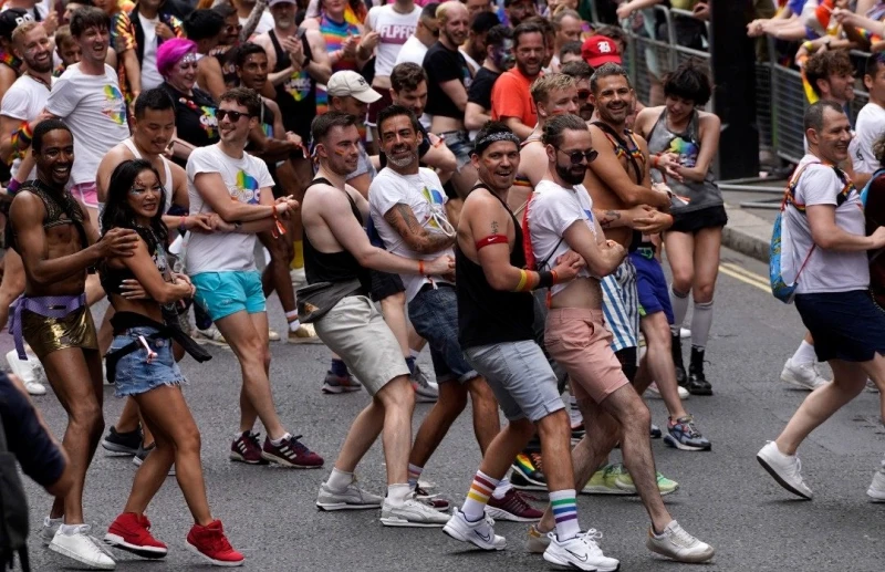 倫敦同志50周年遊行　百萬人「彩虹歡慶」締記錄