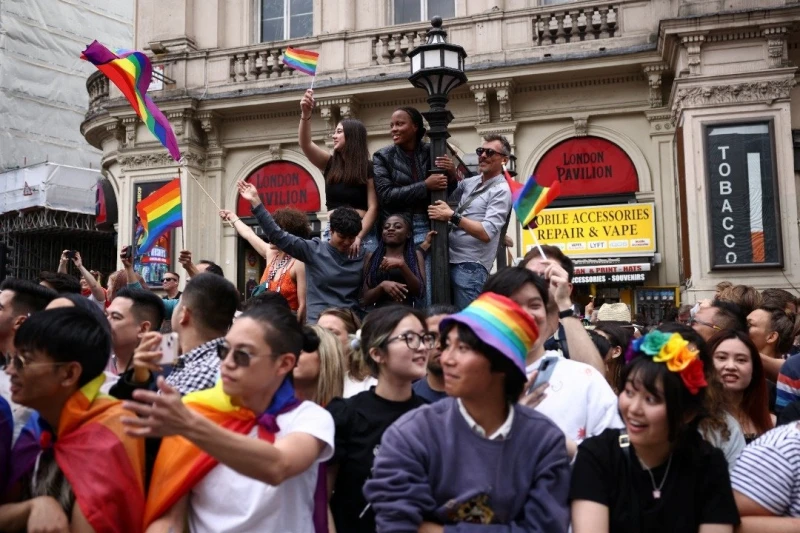 倫敦同志50周年遊行　百萬人「彩虹歡慶」締記錄