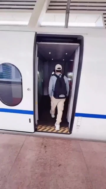 甄子丹攜妻子坐高鐵　大讚：中國最好的子彈列車！