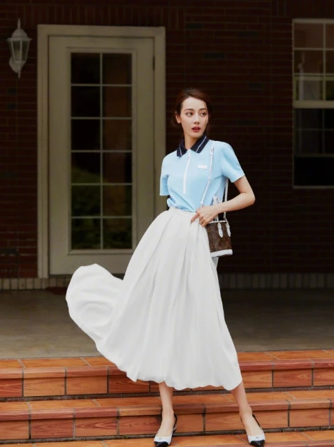 迪麗熱巴曬采草莓美照　完美示範「無死角防曬」