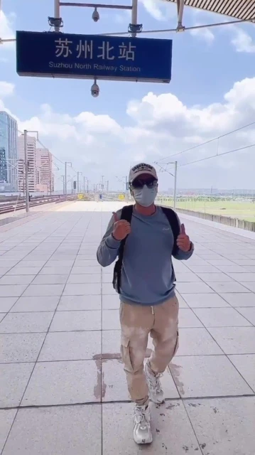 「宇宙最強」甄子丹攜妻坐高鐵　狂贊：中國最好的子彈列車！