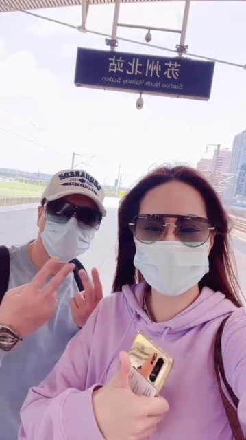 「宇宙最強」甄子丹攜妻坐高鐵　狂贊：中國最好的子彈列車！