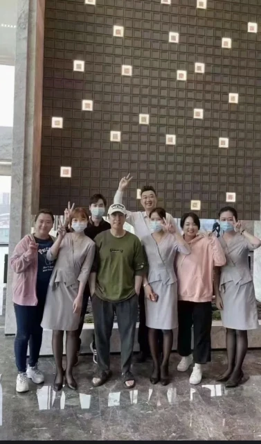 「宇宙最強」甄子丹攜妻坐高鐵　狂贊：中國最好的子彈列車！