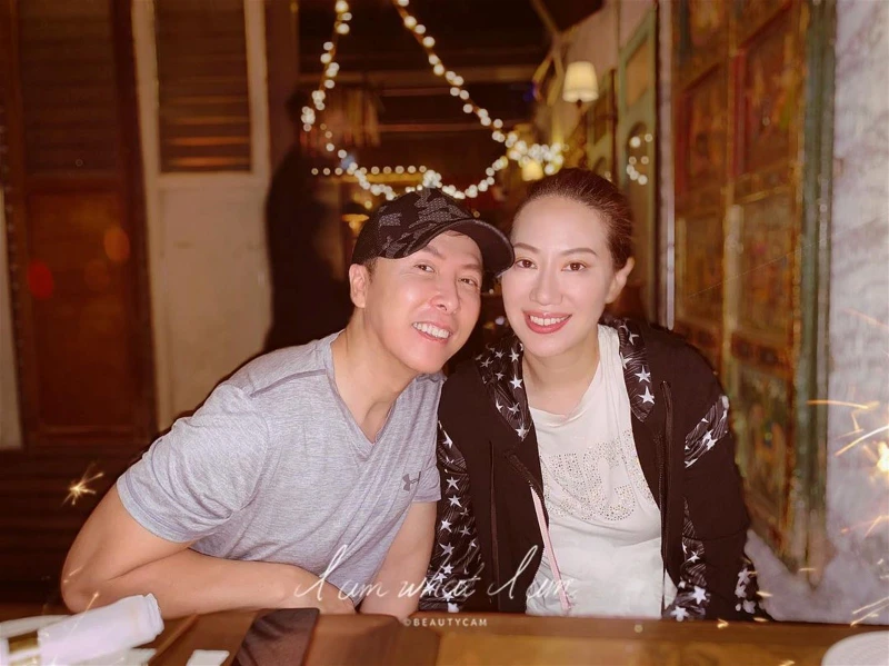 「宇宙最強」甄子丹攜妻坐高鐵　狂贊：中國最好的子彈列車！