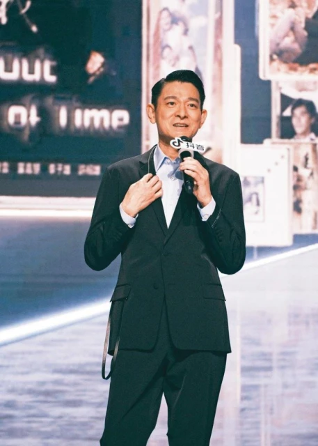 劉德華獻唱《東方之珠》影片見白髮　網嘆：歲月不饒人