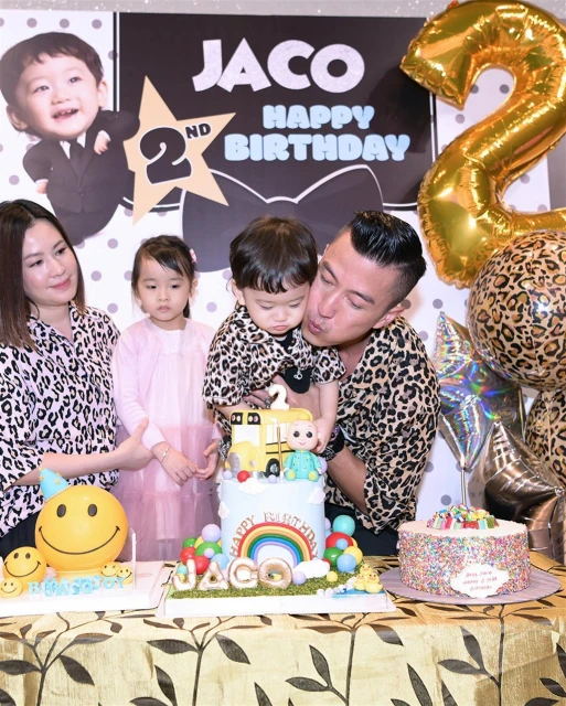 陳山聰兒子Jaco兩歲生日　佘詩曼索吻小壽星一臉厭棄！