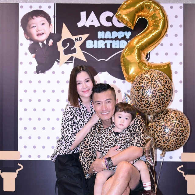 陳山聰兒子Jaco兩歲生日　佘詩曼索吻小壽星一臉厭棄！