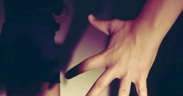 上廁所遭洋壯漢摸臀 青年:他說Very Nice我想哭