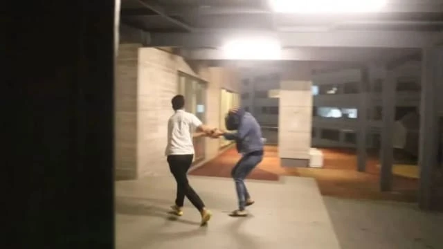 馬國網紅為拍片猛扯馬來婦女頭巾 網上引眾怒