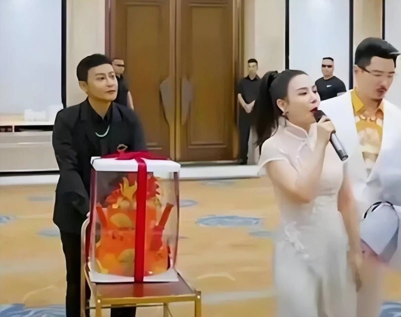 陳志朋現身網紅生日宴「幫推蛋糕」　網嘆：怎麼混成這樣