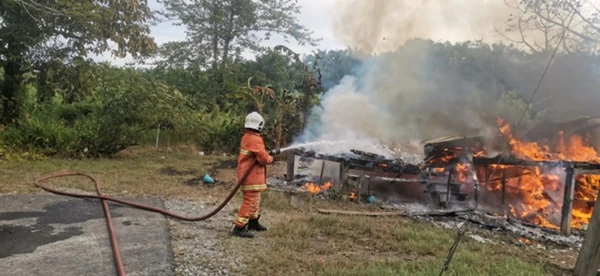 甘榜屋被大火夷為平地