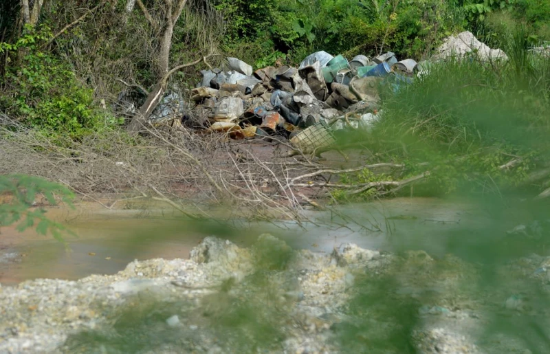 惡臭味來源找到了！　龍溪非法垃圾場遭丟棄上百桶化學廢料