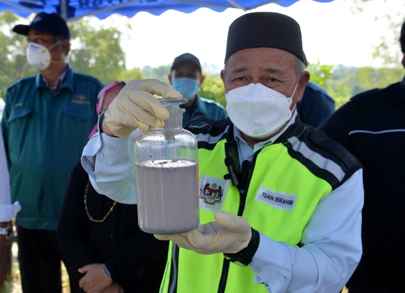 惡臭味來源找到了！　龍溪非法垃圾場遭丟棄上百桶化學廢料