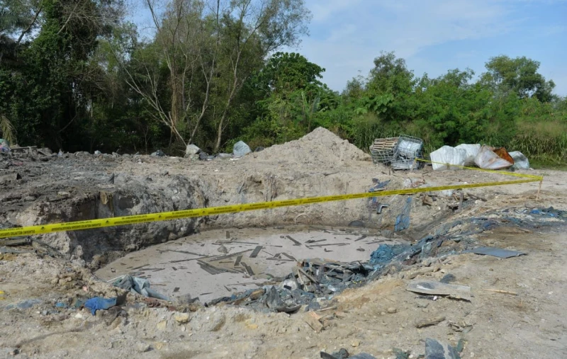 惡臭味來源找到了！　龍溪非法垃圾場遭丟棄上百桶化學廢料