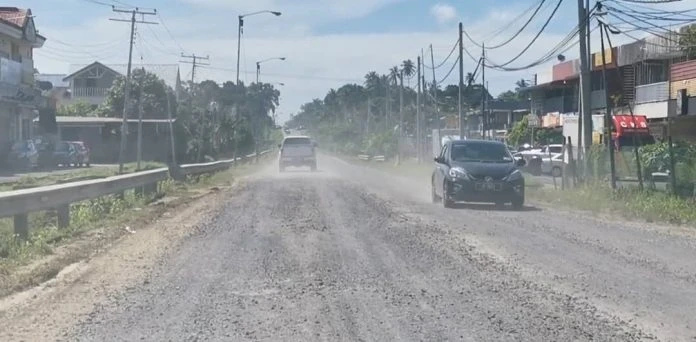 斗湖東方路進行維修 瀝青被空置超過一周沒有重新鋪上