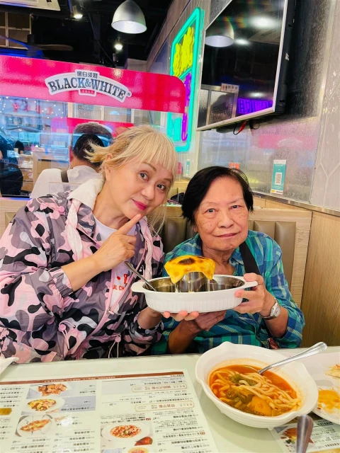 獲好友送壽桃慶85歲生日　余慕蓮精神現身好友曝現況