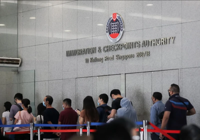 短短數月50多萬人提交護照申請，移民局24小時加班也應付不了