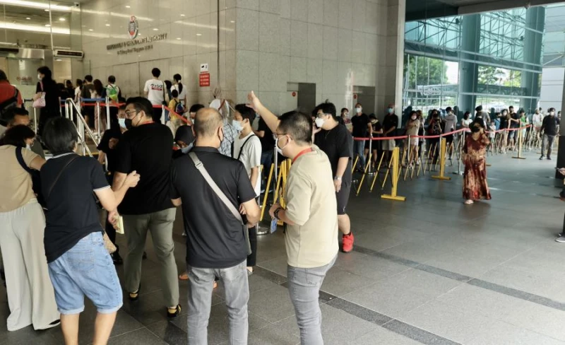 短短數月50多萬人提交護照申請，移民局24小時加班也應付不了