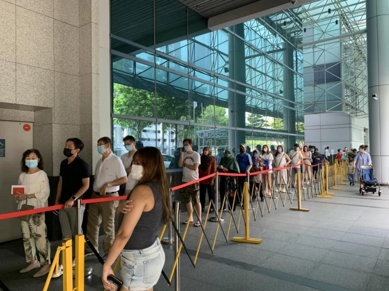 短短數月50多萬人提交護照申請，移民局24小時加班也應付不了