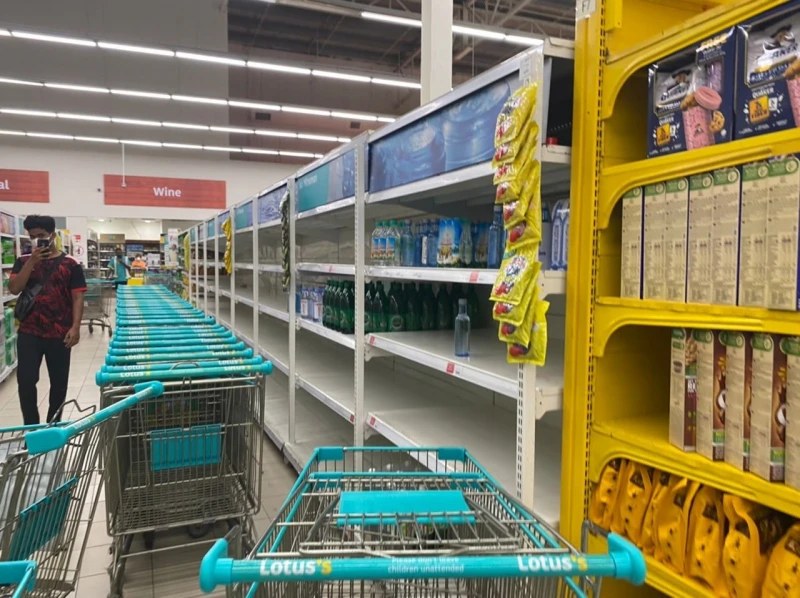 【華玲爆發山洪】檳多地區制水　超市飲用水搶購一空