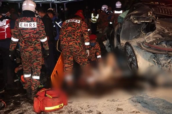 2車1摩哆凌晨連環撞　釀4人重傷1人死亡