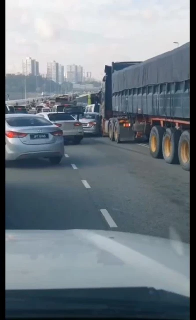 拖格羅里疑煞車器失靈　柔佛長堤12車連環撞車禍