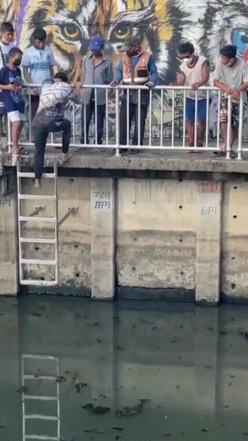 臭水溝驚現一顆人頭漂浮　民眾伸手一撈「屍體」突起身