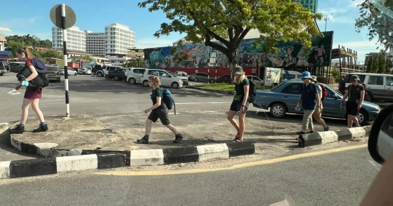 砂旅遊業漸入佳境　歐美旅客重現街頭