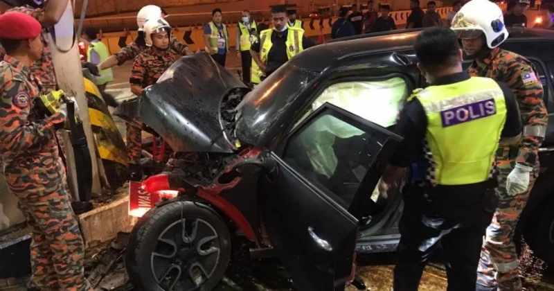 寶馬迷你失控撞收費站石墩   華裔司機魂斷公路