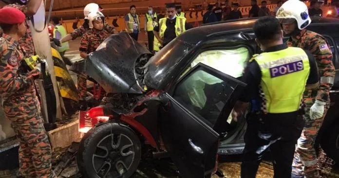 寶馬迷你失控撞收費站石墩   華裔司機魂斷公路