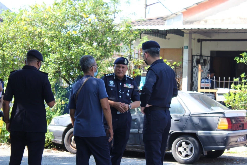 華裔夫婦斃命客廳　警方：通緝男死者弟弟