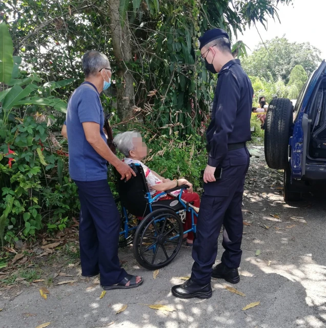 華裔夫婦斃命客廳　警方：通緝男死者弟弟