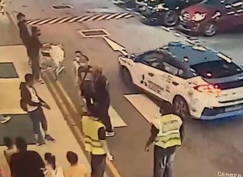 不滿被要求戴口罩　獅城流氓狂毆大馬保安