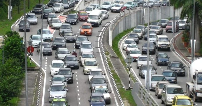 上班出門長期塞車困車龍 大馬專家警告:會引發生心理病!