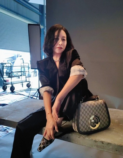 惠英紅罕曬性感美照　網驚呼：這像62歲的人嗎？