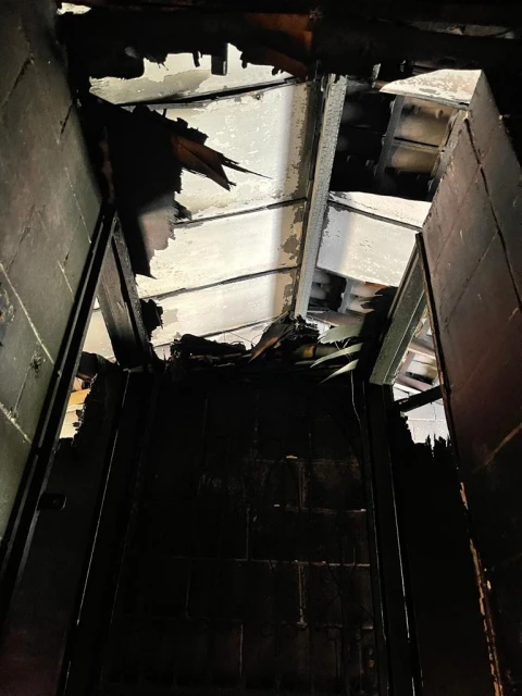 聾啞女兒視頻報訊　單親家庭房子被燒