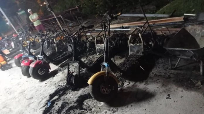 擔布南高球俱樂部火患 燒燬6輛電動車