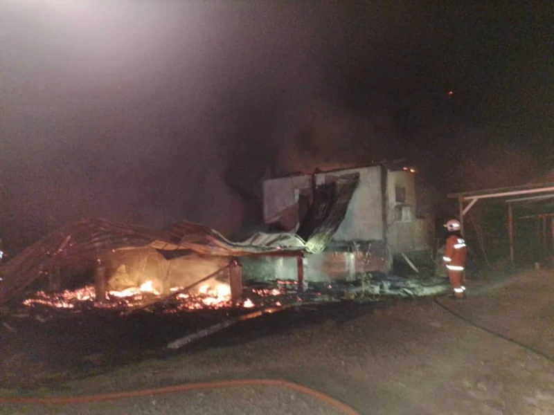 亞庇1醫院員工宿舍發生火災 一輛皮卡也遭燒毀