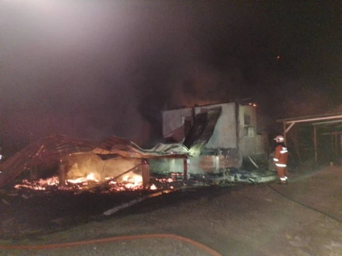 亞庇1醫院員工宿舍發生火災 一輛皮卡也遭燒毀