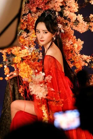 楊冪新劇造型「撩裙露腿」遭嫌風塵味　袁冰妍涉逃稅被祝緒丹取代