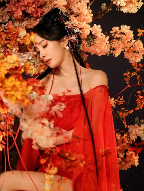 楊冪新劇造型「撩裙露腿」遭嫌風塵味　袁冰妍涉逃稅被祝緒丹取代