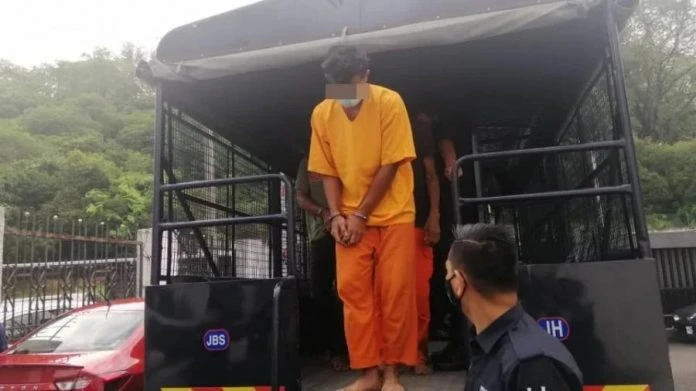 鄰居稱清洗擱置多年的船隻後　嫌犯性情大變