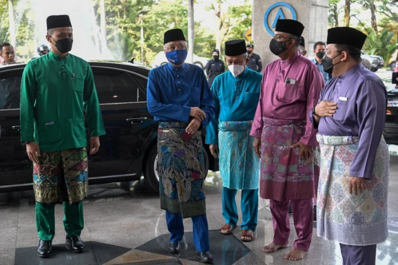 監督華玲洪災援助工作 首相:修復房屋不延誤