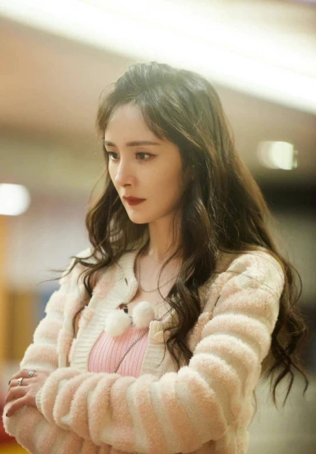 楊冪錄節目受傷「捂臉送醫」　工作室：已做縫合處理