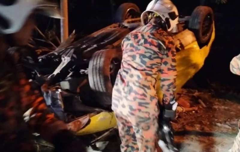 轎車失控翻覆　女子被夾斃4人傷