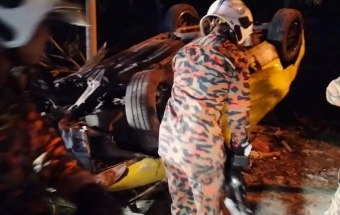 轎車失控翻覆　女子被夾斃4人傷